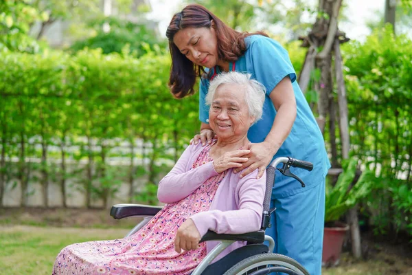 Gondozó Segít Támogatja Ázsiai Idős Vagy Idős Hölgy Beteg Kerekesszékes — Stock Fotó