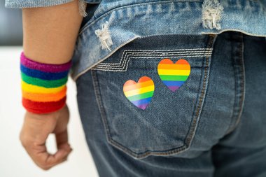 Gökkuşağı kalpli Asyalı kadın, LGBT 'nin gurur ayının sembolü Haziran ayının geleneksel gay, lezbiyen, biseksüel, transseksüel, insan haklarını kutluyor.