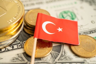 Türkiye bayrağı ve finans bankacılığı kavramına sahip para yığını.