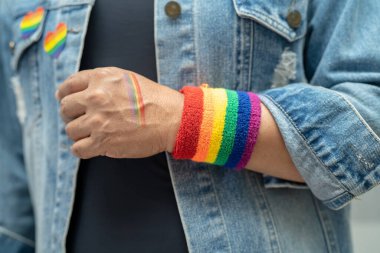 Gökkuşağı bilekliği takan Asyalı kadın, LGBT onur ayının sembolü Haziran sosyal ortamında gey, lezbiyen, biseksüel, transseksüel, insan hakları.