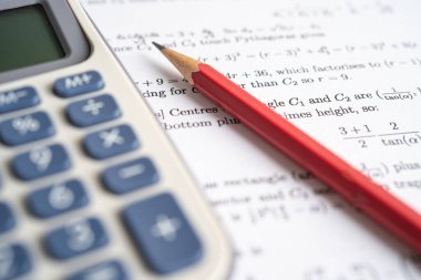 Eğitim okulunda matematik formülü sınav kağıdı üzerine kalem..
