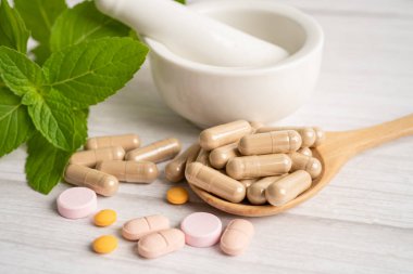 Alternatif ilaç bitkisel organik kapsül E omega 3 vitamini balık yağı, mineral, bitki yapraklı ilaç sağlıklı yaşam için doğal destek.