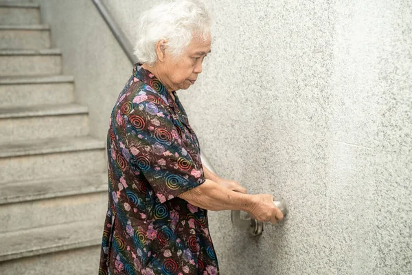 Asiatique Senior Vieille Dame Femme Patient Utilisation Toilettes Salle Bain — Photo