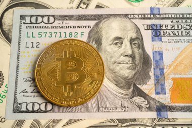 Elektronik dünya çapındaki döviz, sanal para, engelleme zinciri, kripto para için Amerikan doları banknotları üzerinde altın bitcoin