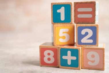 Beyaz arka planda renkli matematik sayısı, eğitim eğitimi matematik öğrenimi öğretim kavramı.