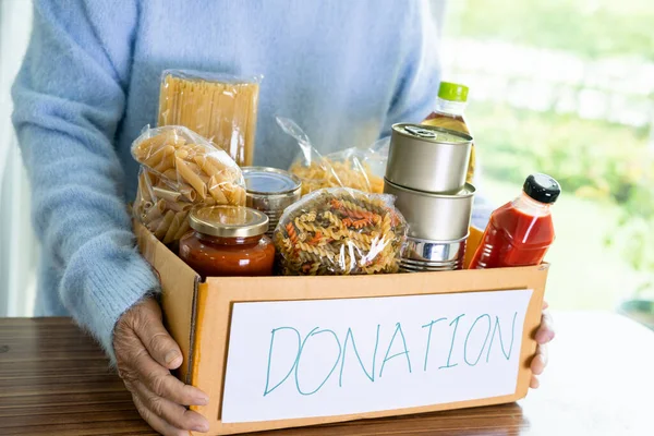 Εθελοντές Που Βάζουν Διάφορα Ξηρά Τρόφιμα Στο Κουτί Δωρεών Για — Φωτογραφία Αρχείου