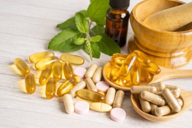 Alternatif tıp bitkisel organik kapsül ilacı şifalı bitkiler sağlıklı yaşam için doğal takviyeler sunar..