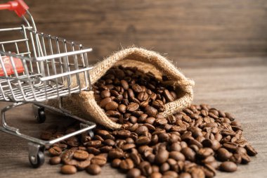 Kahve çekirdekleri üzerinde alışveriş arabası olan bir kutu, çevrimiçi ithalat İhracat Alışveriş veya eCommerce dağıtım mağazası ürün nakliyat, ticaret, tedarikçi konsepti.