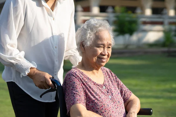 Gondozó Segítséget Ellátást Ázsiai Idős Vagy Idős Hölgy Beteg Tolószéken — Stock Fotó