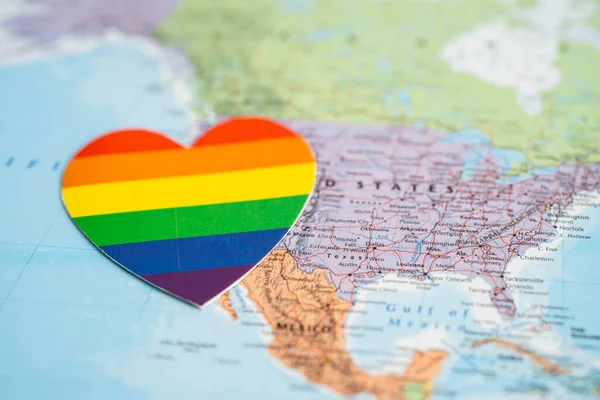 バンコク 2022年6月1日世界地図上の虹色の心背景 Lgbtプライド月間のシンボルは レズビアン バイセクシャル トランスジェンダー 人権と平和の象徴として毎年6月に祝う — ストック写真