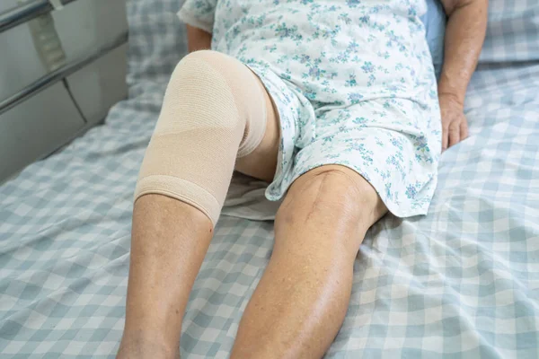 Aziatische Senior Oudere Oude Dame Patiënt Met Knie Ondersteuning Pijn — Stockfoto