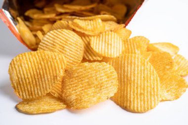 Patates cipsi, leziz BBQ baharatlı Crips için ince dilimlenmiş kızarmış abur cubur açık poşette fast food..