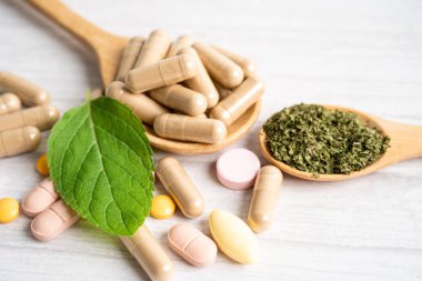 Alternatif ilaç bitkisel organik kapsül E omega 3 vitamini balık yağı, mineral, bitki yapraklı ilaç sağlıklı yaşam için doğal destek.