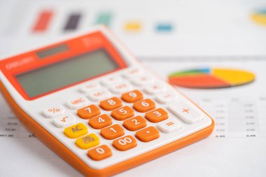 Grafik kağıdındaki hesap makinesi. Finansal kalkınma, Bankacılık Hesabı, İstatistik, Yatırım Analitik Araştırma Veri Ekonomisi, Borsa Ticareti, İş yeri Konsepti.