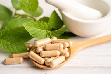 Alternatif ilaç bitkisel organik kapsül E omega 3 vitamini balık yağı, mineral, bitki yapraklı ilaç sağlıklı yaşam için doğal destek.