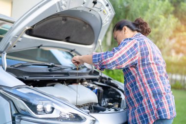 Hasarı kontrol etmek ve onarmak için motor sistemini aç.