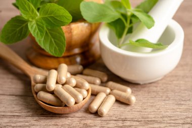 Alternatif ilaç bitkisel organik kapsül E omega 3 vitamini balık yağı, mineral, bitki yapraklı ilaç sağlıklı yaşam için doğal destek.