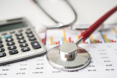 Çizelgeler ve grafikler üzerindeki steteskop kağıt, Finans, Hesap, İstatistik, Yatırım, Analitik araştırma veri ekonomisi ve İş dünyası kavramı.