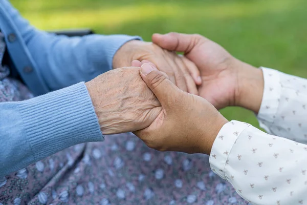 Trzymanie Ręce Azjatyckiej Starszej Lub Starszej Pani Pacjentki Miłością Opieką — Zdjęcie stockowe
