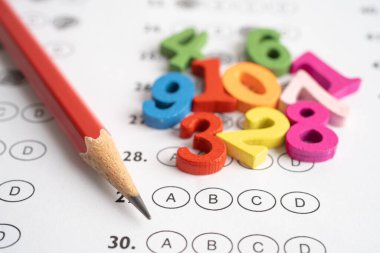 Matematik Numarası ve kalem cevap kağıdında, Eğitim Matematik öğrenimi öğretim konsepti.