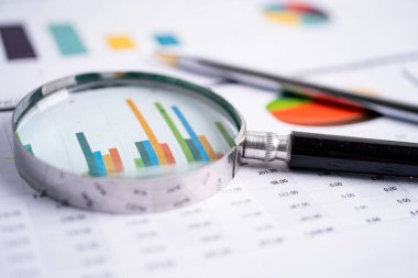 Grafik kağıdındaki büyüteç. Finansal kalkınma, Bankacılık Hesabı, İstatistik, Yatırım Analitik Araştırma Veri Ekonomisi, Borsa Ticareti, İşletme Bürosu toplantısı Konsepti.