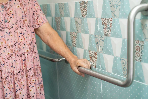 亚洲老年老年女性患者在护理病房使用卫生间安全处理 健康有力的医疗理念 — 图库照片