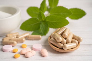 Alternatif ilaç bitkisel organik kapsül E omega 3 vitamini balık yağı, mineral, bitki yapraklı ilaç sağlıklı yaşam için doğal destek.