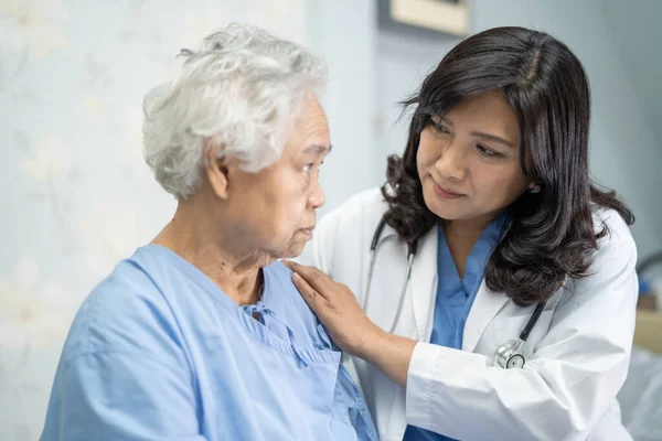 Médico Falando Sobre Diagnóstico Nota Área Transferência Com Mulher Idosa — Fotografia de Stock