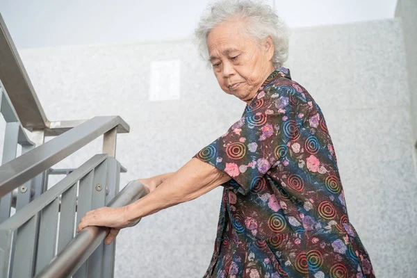Asiático Sênior Idosa Senhora Paciente Uso Lidar Com Escadas Suporte — Fotografia de Stock