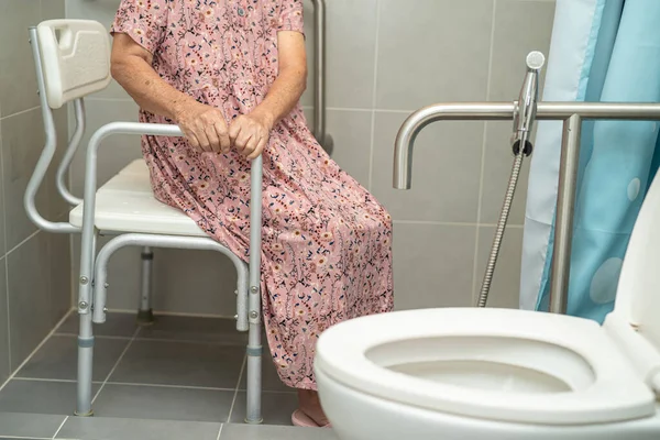 Asiatico Anziano Anziano Donna Anziana Paziente Uso Toilette Maniglia Sicurezza — Foto Stock