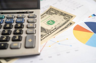 Grafik ve grafik kağıdında hesap makinesi var. Finans geliştirme, Bankacılık Hesabı, İstatistik, Yatırım Analitik Araştırma Veri Ekonomisi, Borsa Ticareti, Ticaret Şirketi Konsepti.