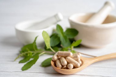 Alternatif tıp bitkisel organik kapsül ilacı şifalı bitkiler sağlıklı yaşam için doğal takviyeler sunar..