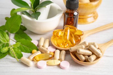 Alternatif tıp bitkisel organik kapsül ilacı şifalı bitkiler sağlıklı yaşam için doğal takviyeler sunar..