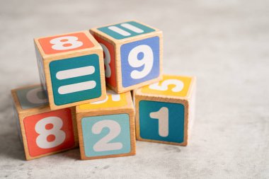 Beyaz arka planda renkli matematik sayısı, eğitim eğitimi matematik öğrenimi öğretim kavramı.