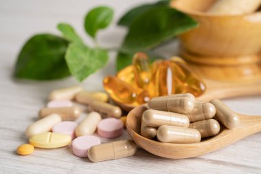 Alternatif tıp bitkisel organik kapsül ilacı şifalı bitkiler sağlıklı yaşam için doğal takviyeler sunar..