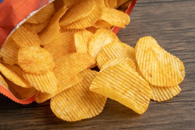 Patates cipsi, leziz BBQ baharatlı Crips için ince dilimlenmiş kızarmış abur cubur açık poşette fast food..