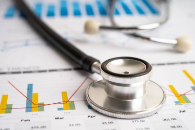 Çizelge ve grafik kağıdı üzerindeki steteskop, Finans, Hesap, İstatistik, Yatırım, Analitik araştırma veri ekonomisi ve İş dünyası kavramı.