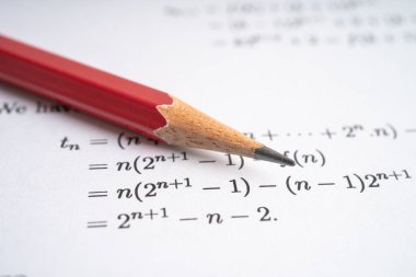 Eğitim okulunda matematik formülü sınav kağıdı üzerine kalem..