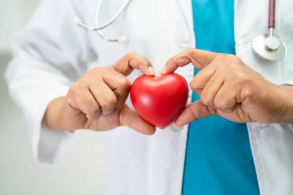 Doctor Holding Red Heart Hospital Ward Healthy Strong Medical Concept — ストック写真