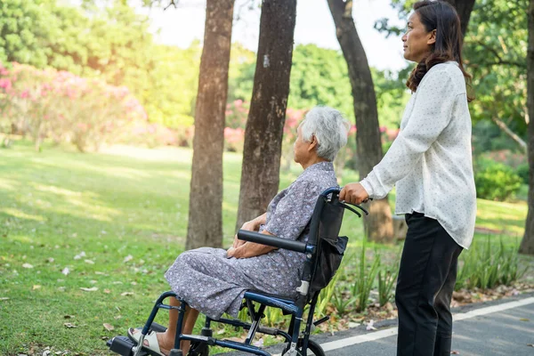 Vårdgivare Hjälp Och Vård Asiatisk Äldre Eller Äldre Kvinna Kvinna — Stockfoto