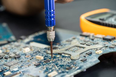 Teknisyen cep telefonunun içinde tamir yapıyor. Bütünleşik devre. veri kavramı, donanım, teknoloji.