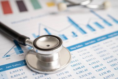 Çizelge ve grafik kağıdı üzerindeki steteskop, Finans, Hesap, İstatistik, Yatırım, Analitik araştırma veri ekonomisi ve İş dünyası kavramı.