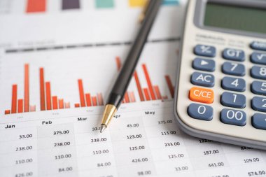 Tablo kağıdında grafikle birlikte hesap makinesi. Finans geliştirme, Bankacılık Hesabı, İstatistik Yatırım Analitik araştırma veri ekonomisi, ticaret, ofis raporlama şirketi toplantısı kavramı.