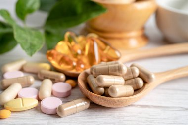 Alternatif tıp bitkisel organik kapsül ilacı şifalı bitkiler sağlıklı yaşam için doğal takviyeler sunar..