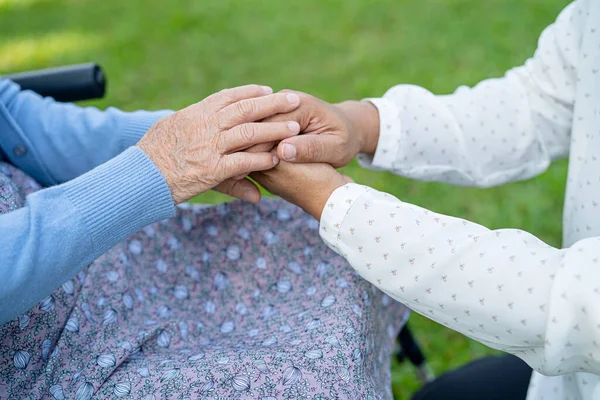 在护理病房牵手 亚洲老年妇女病人爱心 鼓励和同情 健康有力的医疗理念 — 图库照片