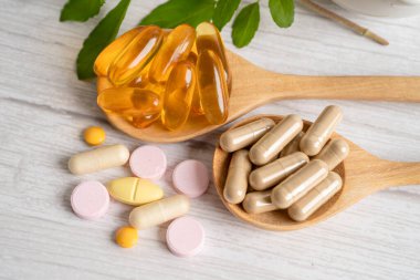 Alternatif tıp bitkisel organik kapsül ilacı şifalı bitkiler sağlıklı yaşam için doğal takviyeler sunar..