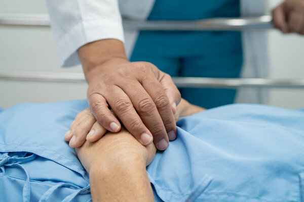 Ящик с логотипом корзины и флагом Италии.