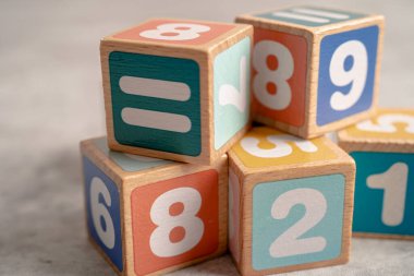 Beyaz arka planda renkli matematik sayısı, eğitim eğitimi matematik öğrenimi öğretim kavramı.