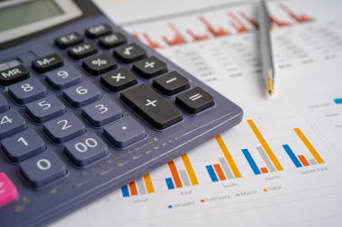 Grafik kağıdındaki hesap makinesi. Finans geliştirme, Bankacılık Hesabı, İstatistik, Yatırım Analitik Araştırma Veri Ekonomisi, Borsa Ticareti, Ticaret Şirketi Konsepti.