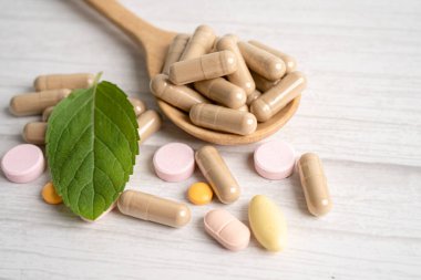 Alternatif ilaç bitkisel organik kapsül E omega 3 vitamini balık yağı, mineral, bitki yapraklı ilaç sağlıklı yaşam için doğal destek.